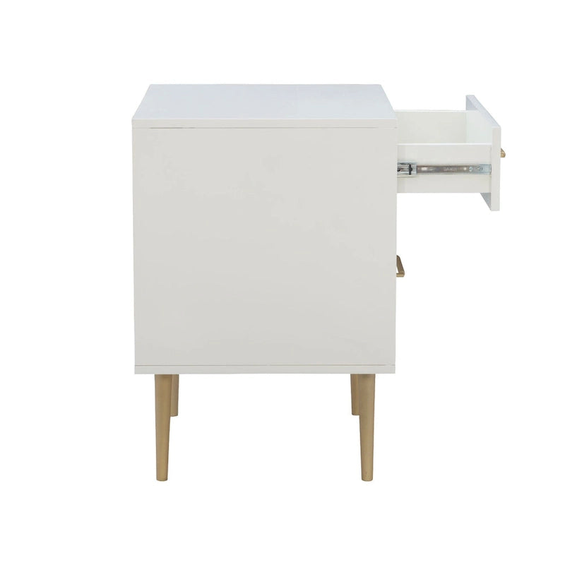 Table de chevet blanche à deux tiroirs avec poignées dorées et pieds en métal