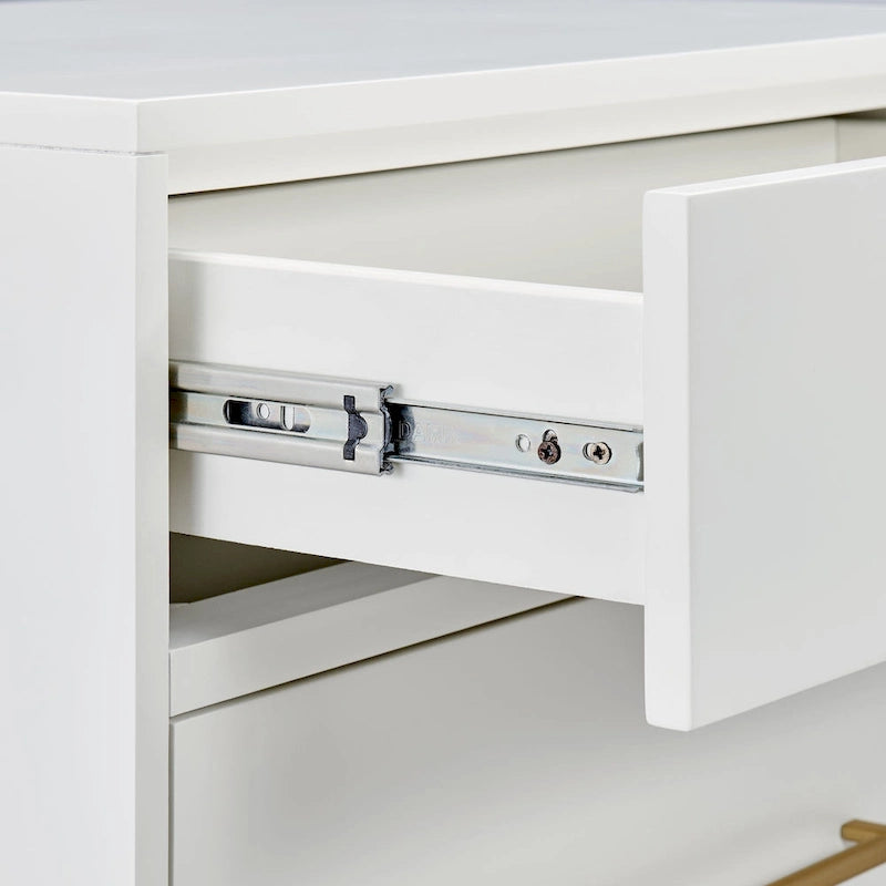 Table de chevet blanche à deux tiroirs avec poignées dorées et pieds en métal