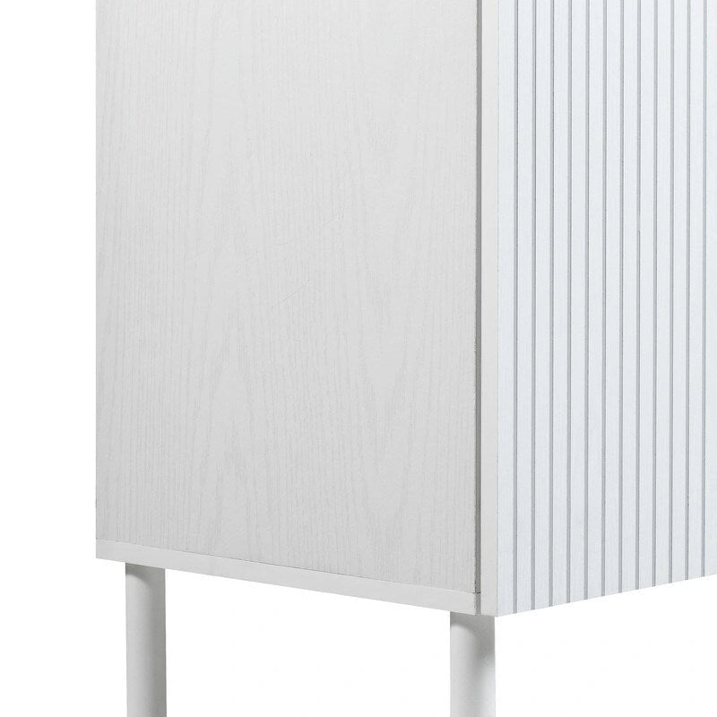 Meuble de rangement blanc à 2 portes avec panneau rainuré et pieds cylindriques