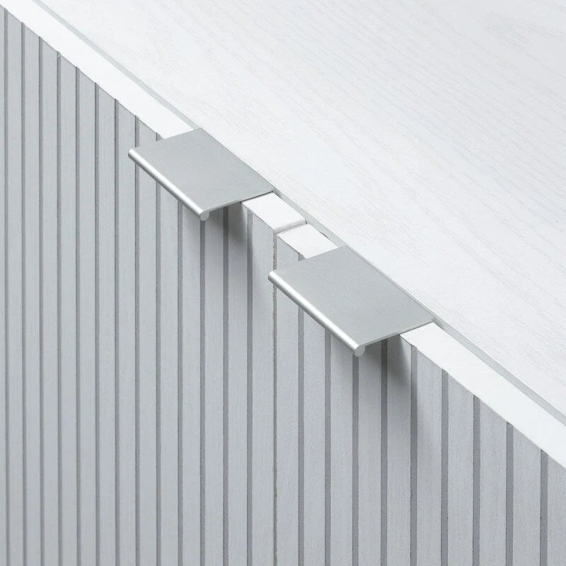 Meuble de rangement blanc à 2 portes avec panneau rainuré et pieds cylindriques