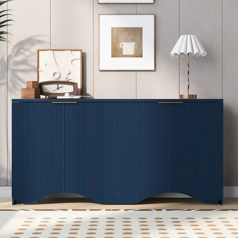 Buffet quatre portes à côtés striés avec poignées dorées et base ondulée, bleu blanc noir
