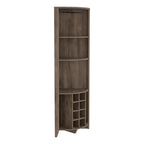 Meuble d'angle de bar en bois marron foncé avec casiers à vin, étagères ouvertes et range-verres.