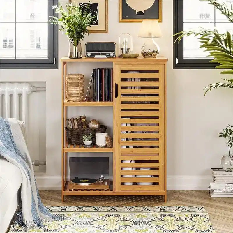 Meuble de rangement en bambou avec porte à persiennes et étagères latérales ouvertes en bois naturel