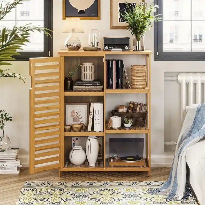 Meuble de rangement en bambou avec porte à persiennes et étagères latérales ouvertes en bois naturel