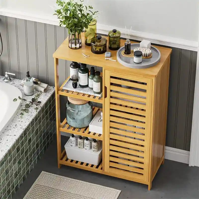 Meuble de rangement en bambou avec porte à persiennes et étagères latérales ouvertes en bois naturel
