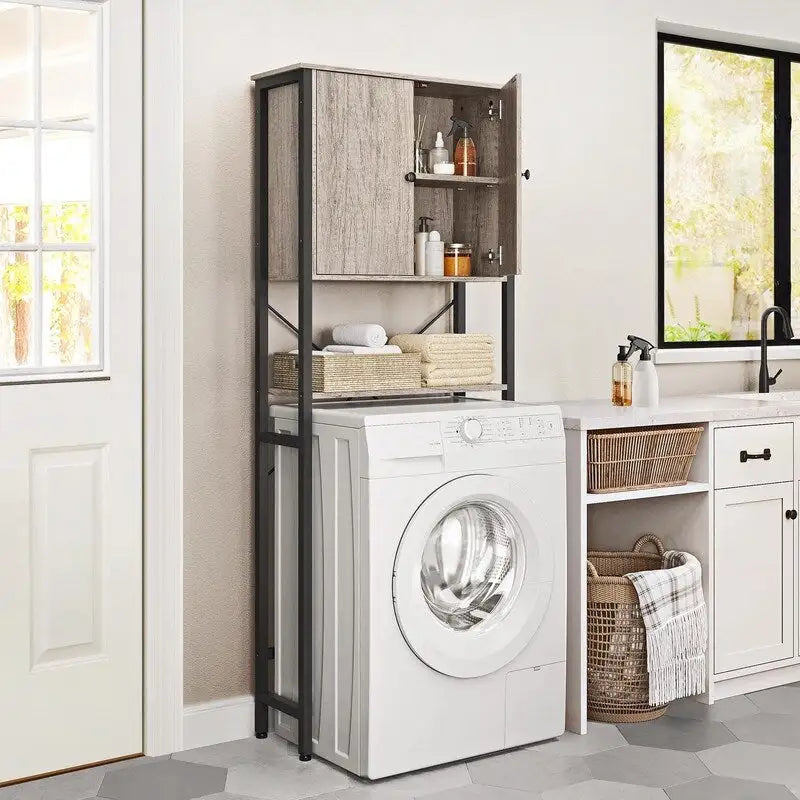 Meuble de rangement WC en bois gris et cadre en métal noir avec étagère ouverte et porte fermée