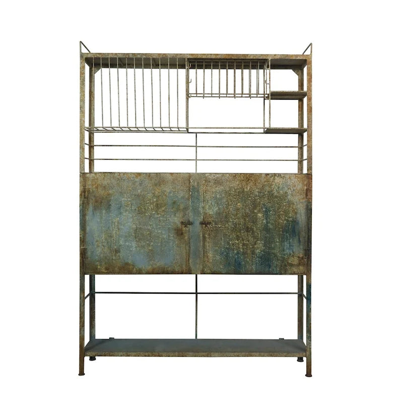 Meuble de rangement en métal patiné bleu-vert avec étagères grillagées et portes doubles