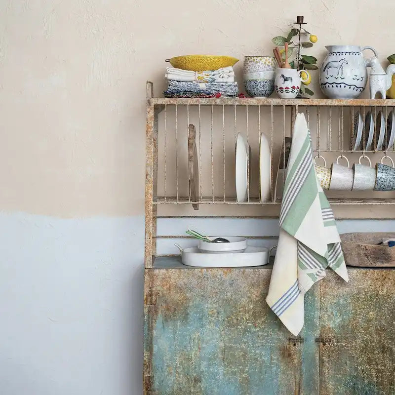 Meuble de rangement en métal patiné bleu-vert avec étagères grillagées et portes doubles