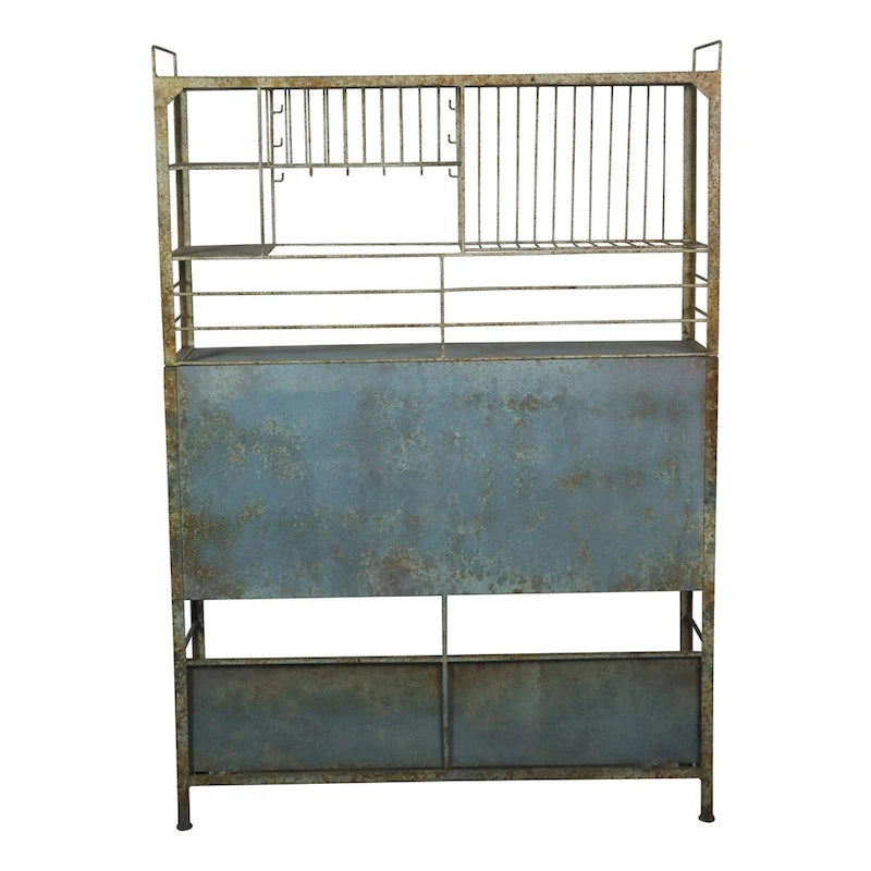 Meuble de rangement en métal patiné bleu-vert avec étagères grillagées et portes doubles